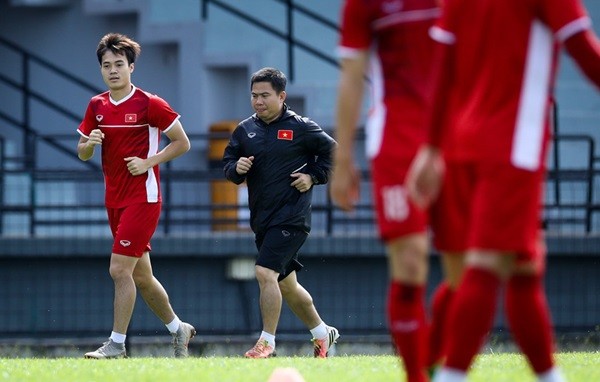 CĐV Malaysia ghi hình lén buổi tập của tuyển Việt Nam - Bóng Đá