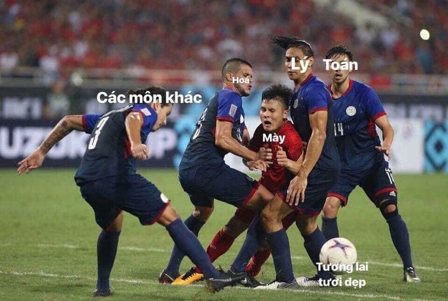 Ảnh troll: Công Phượng ủ mưu ghi bàn, Quang Hải bị 