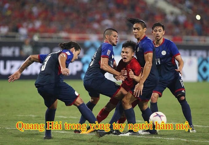 Ảnh troll: Công Phượng ủ mưu ghi bàn, Quang Hải bị 