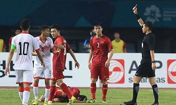 Trọng tài đúng hay sai khi phạt việt vị, rút thẻ đỏ Olympic Bahrain? - Bóng Đá