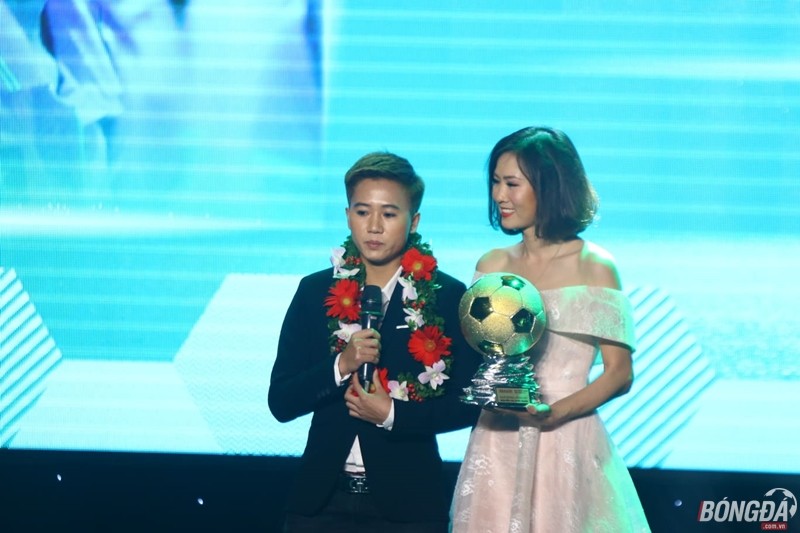 Trực tiếp quả bóng vàng Việt Nam 2018: Văn Hậu đoạt giải Cầu thủ trẻ xuất sắc nhất - Bóng Đá
