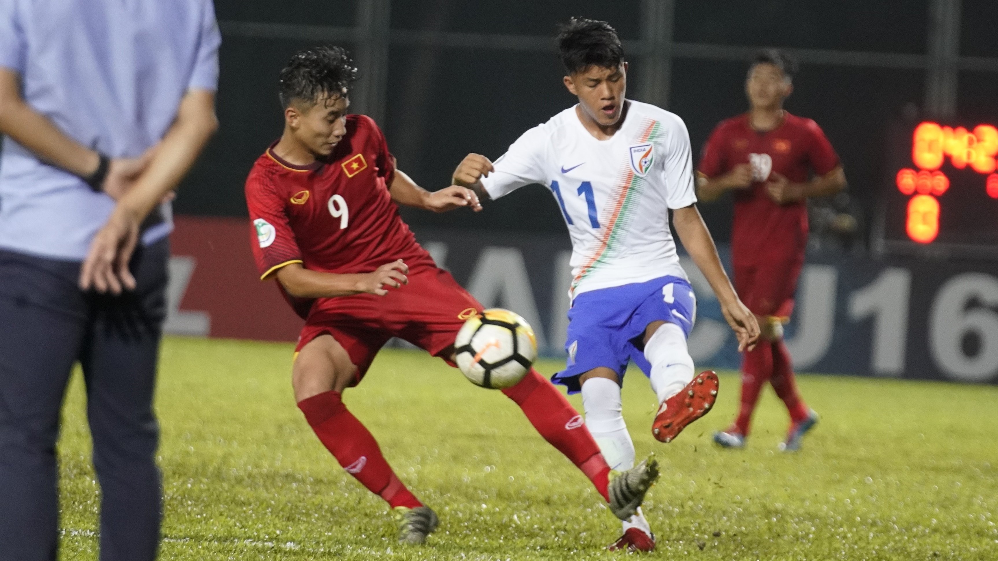 Thua U16 Ấn Độ, HLV Vũ Hồng Việt đỗ lỗi mặt sân xấu - Bóng Đá