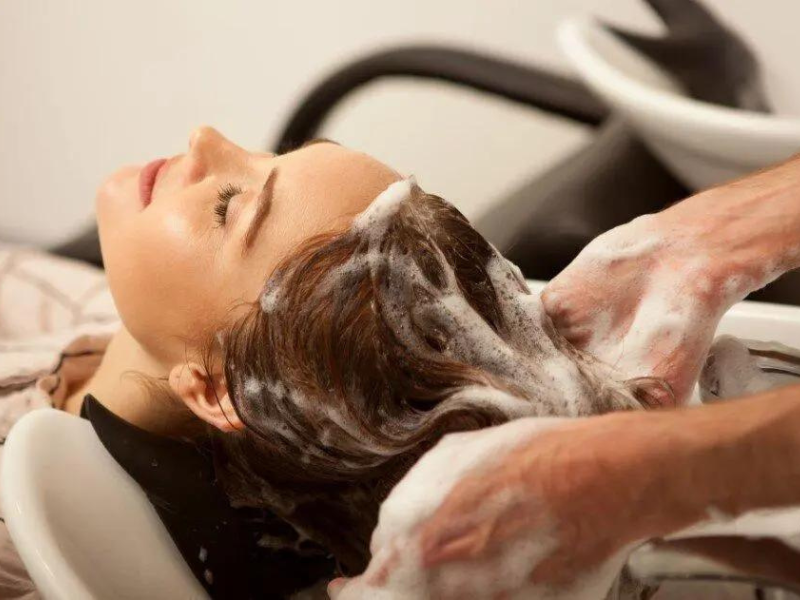 Một trong những công thức tự nhiên phổ biến là sử dụng dầu dừa trộn cùng nước cốt chanh