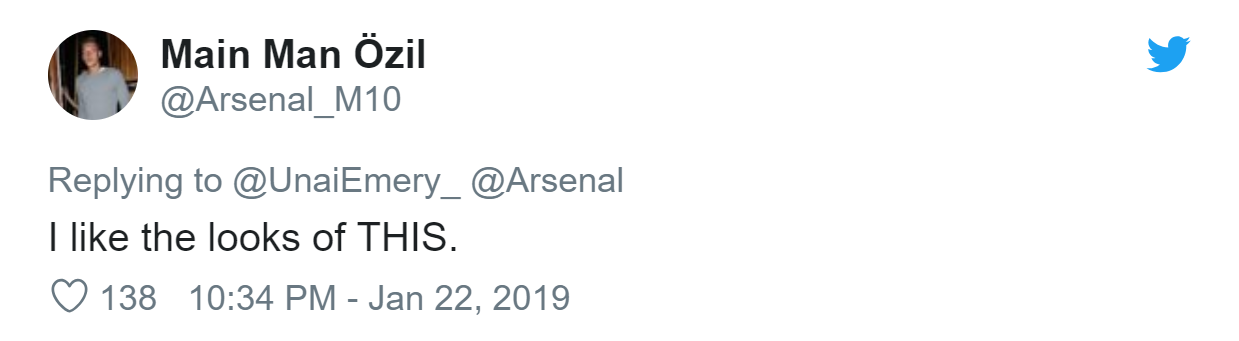 Arsenal fans have all noticed what Unai Emery and Mesut Ozil did during a team building session - Bóng Đá