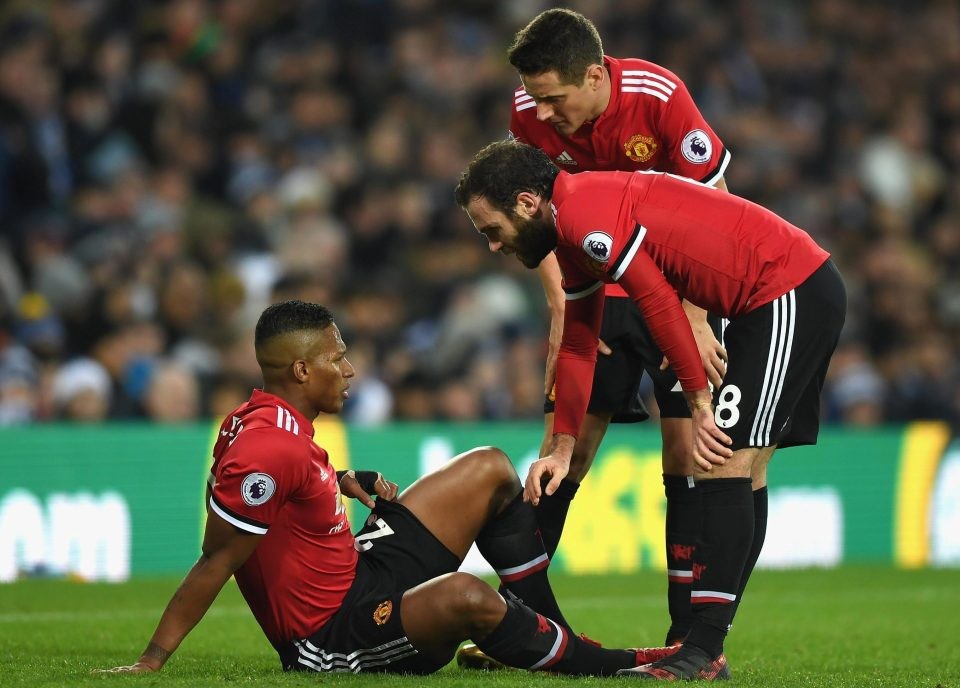 Valencia chấn thương nặng, Mourinho phản ứng ra sao? - Bóng Đá