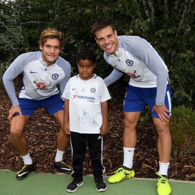 Ảnh Chelsea làm từ thiện - Bóng Đá