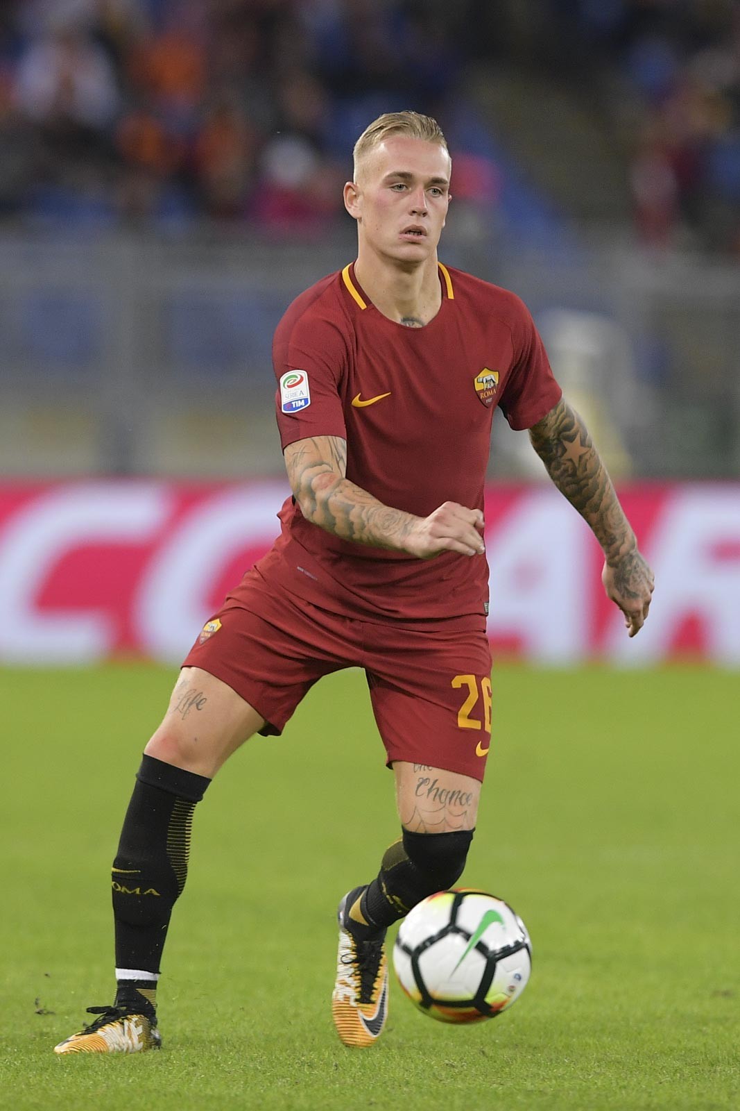 Lần đầu ra mắt, tân binh Roma thích thú lăn lộn trên mặt cỏ Olimpico - Bóng Đá