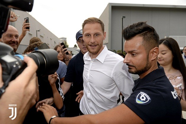 Ảnh Howedes kiểm tra y tế ở Juventus - Bóng Đá