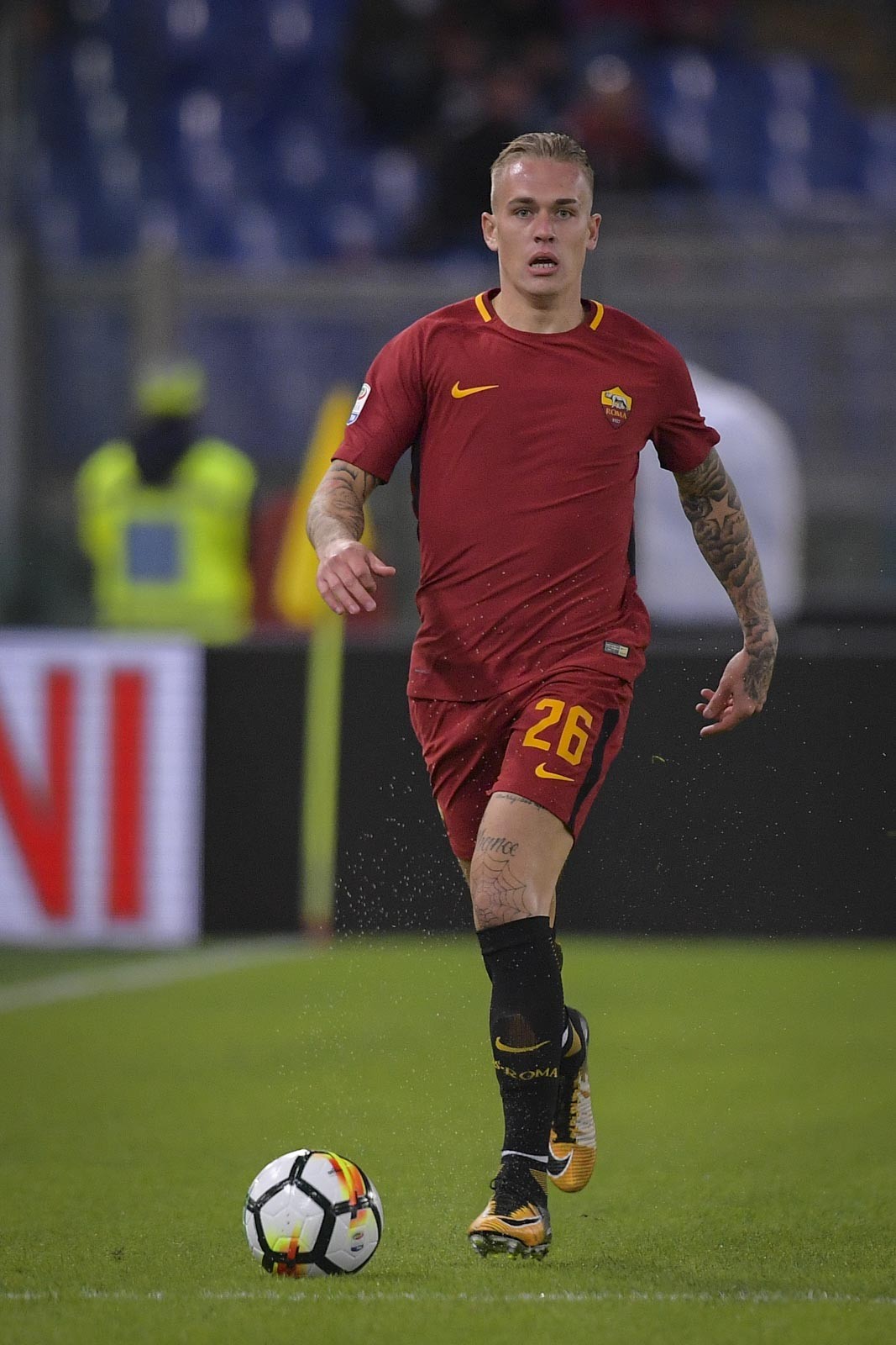 Lần đầu ra mắt, tân binh Roma thích thú lăn lộn trên mặt cỏ Olimpico - Bóng Đá