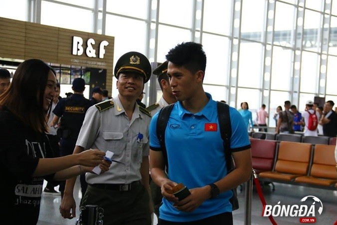 Chùm ảnh: Tuyển Việt Nam tạm biệt NHM, lên đường sang Malaysia - Bóng Đá