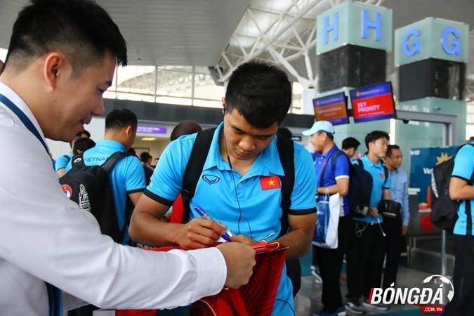 Chùm ảnh: Tuyển Việt Nam tạm biệt NHM, lên đường sang Malaysia - Bóng Đá