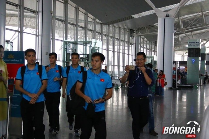 Chùm ảnh: Tuyển Việt Nam tạm biệt NHM, lên đường sang Malaysia - Bóng Đá