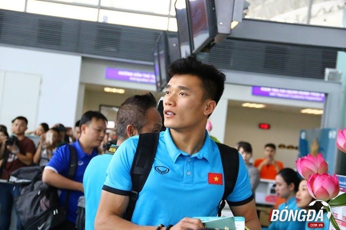 Chùm ảnh: Tuyển Việt Nam tạm biệt NHM, lên đường sang Malaysia - Bóng Đá