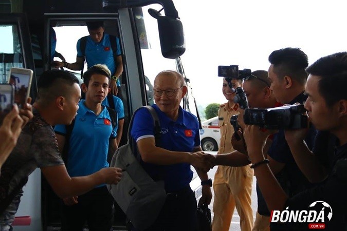 Chùm ảnh: Tuyển Việt Nam tạm biệt NHM, lên đường sang Malaysia - Bóng Đá