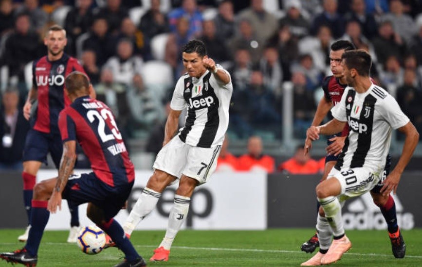 Ronaldo cáu gắt than trời vì thủ thành đối phương - Bóng Đá