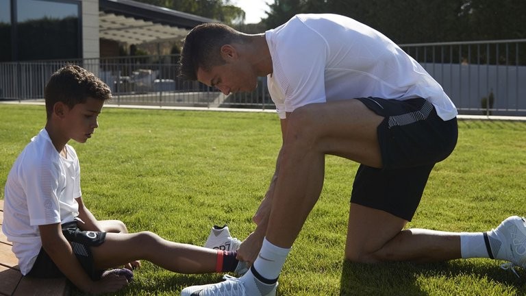 Bí mật cuộc đời Cristiano Ronaldo (p.2):  - Bóng Đá