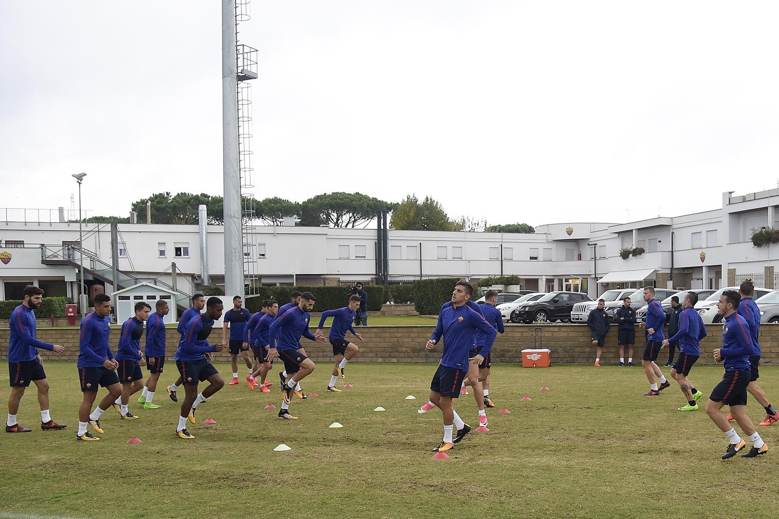 Roma tập luyện ở mặt sân như 'mặt ruộng' - Bóng Đá