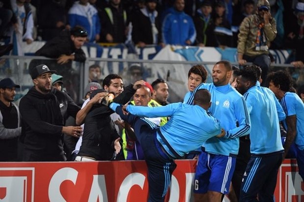 Patrice Evra và những cú kung-fu kinh điển trong bóng đá - Bóng Đá