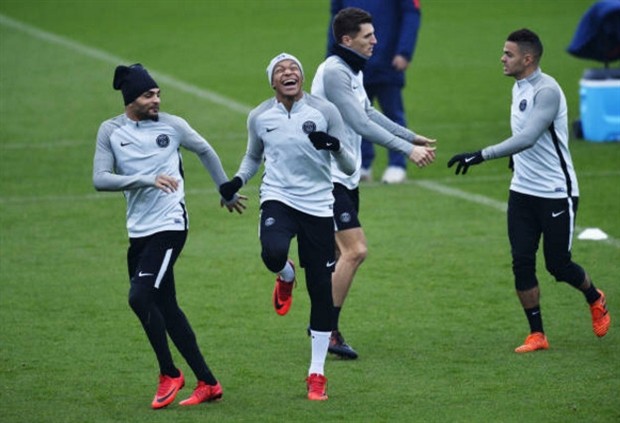 Mbappe liên tục pha trò khiến Neymar không thể nhịn cười - Bóng Đá