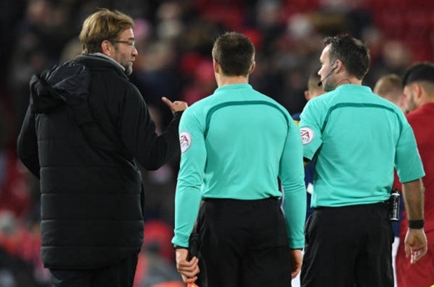 Klopp 'bám riết' trọng tài vì Liverpool bị từ chối bàn thắng - Bóng Đá