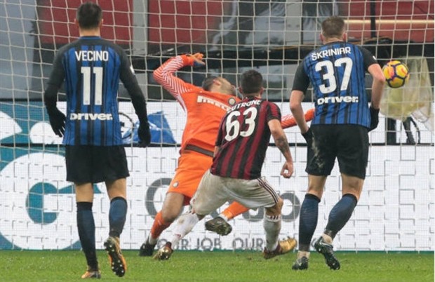 Đưa Milan vào bán kết, người hùng Cutrone chẳng ngại 'ăn thẻ' - Bóng Đá