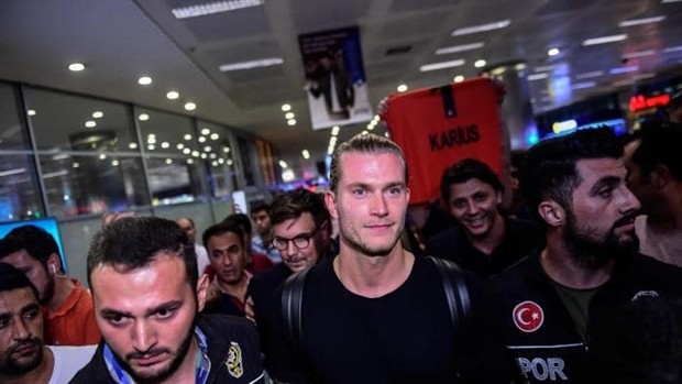 Tội đồ Karius tươi như hoa khi thoát khỏi Liverpool - Bóng Đá