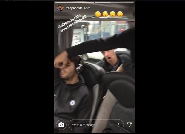 Morata bị đồng đội chơi khăm trong lúc lên đường sang Azerbaijan - Bóng Đá