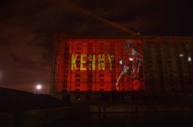 Nhiều thế hệ ngôi sao của Liverpool hội tụ chúc mừng King Dalglish - Bóng Đá