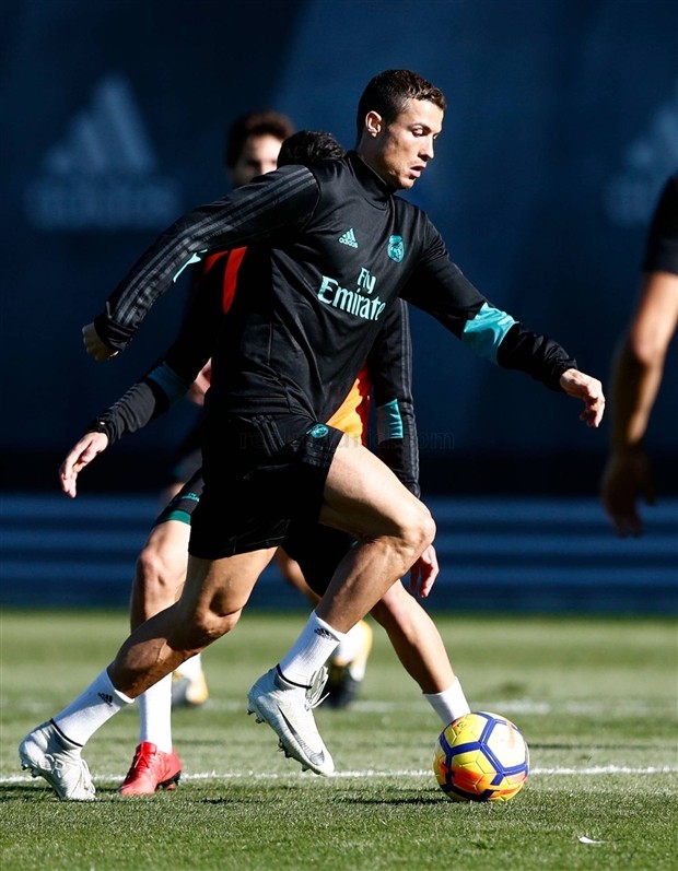 Bạn gái vừa sinh, Ronaldo đã bỏ đi tập luyện - Bóng Đá