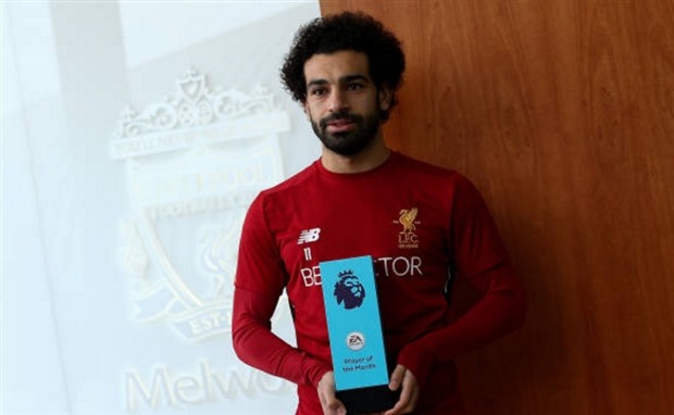 Salah 'đơ người' khi nhận giải cầu thủ xuất sắc - Bóng Đá