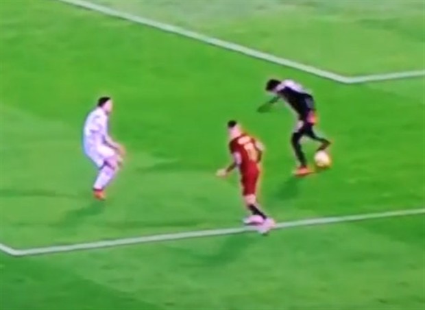 Thủ thành AS Roma gây sốt khi cản được Panenka dù suýt té - Bóng Đá