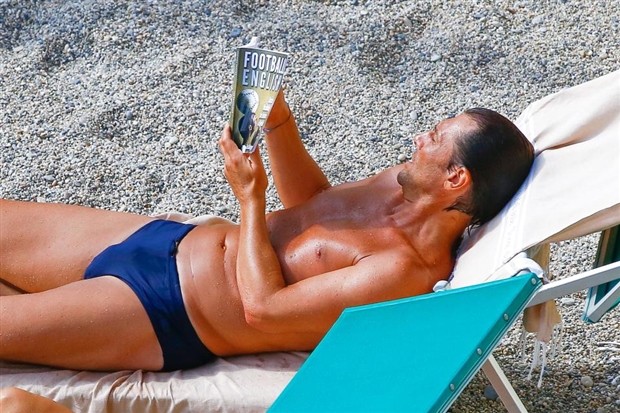 Đi nghỉ dưỡng, Conte vẫn không quên nhiệm vụ với Chelsea - Bóng Đá