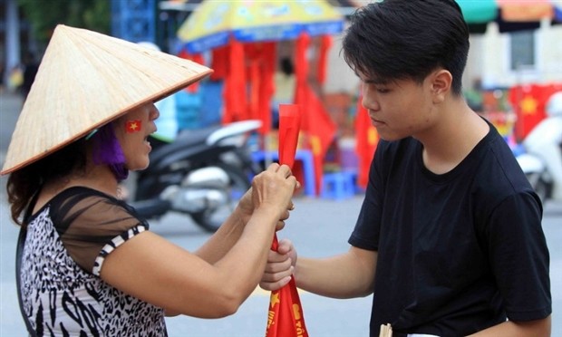 Cờ đỏ sao vàng tràn ngập phố phường trước giờ G - Bóng Đá