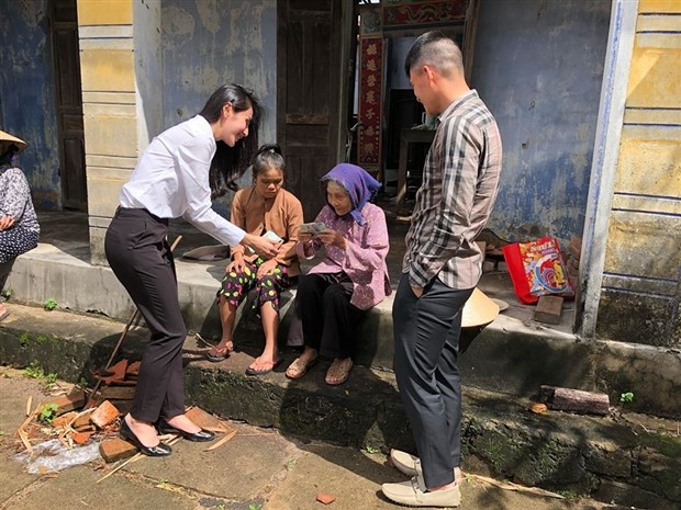Công Vinh giản dị cùng vợ đi cứu trợ đồng bào miền Trung - Bóng Đá