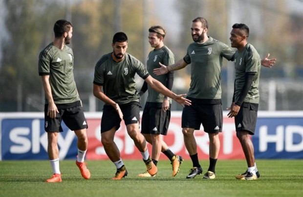 'Hàng hiệu' Higuain cười thả ga cùng đồng đội trước ngày rời Italia - Bóng Đá
