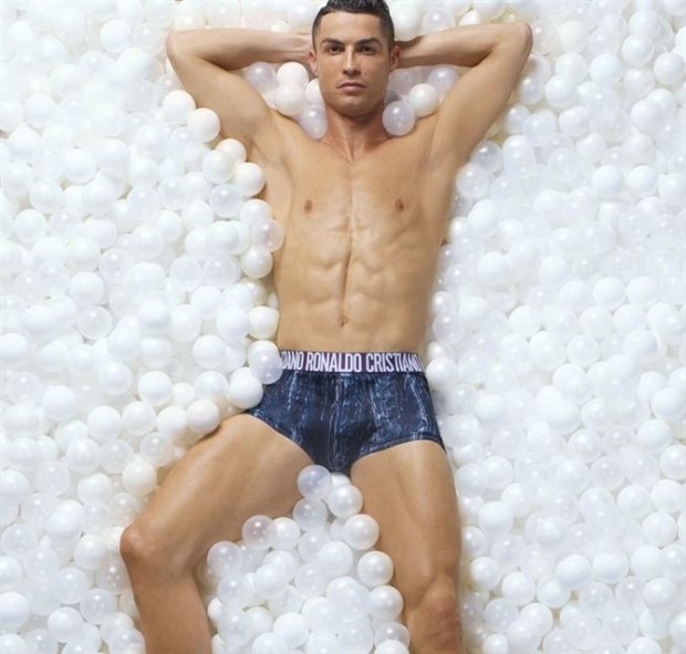 Ra mắt mẫu đồ lót mới, Ronaldo để lộ body siêu chuẩn  - Bóng Đá