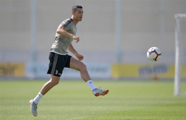 Allegri lặng lẽ mỉm cười ngắm Ronaldo tập luyện - Bóng Đá