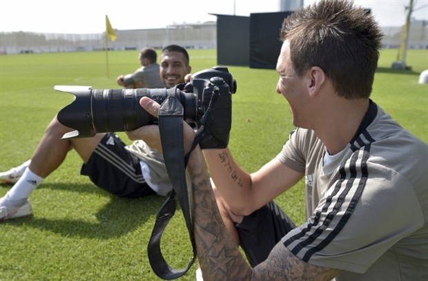 Vừa tới Emirates, dàn sao Swansea đã tranh thủ tự sướng - Bóng Đá