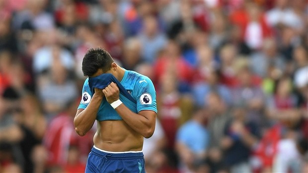 NHM muốn Sanchez chia tay vì bạn gái quá đẹp? - Bóng Đá