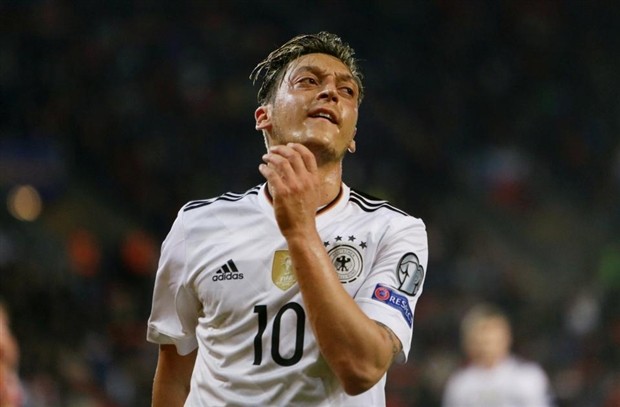 Fan Arsenal 'sôi máu' vì Ozil thi đấu nhiệt huyết trên tuyển Đức - Bóng Đá