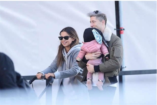 Lewandowski hạnh phúc bồng con cùng vợ đi dạo phố - Bóng Đá