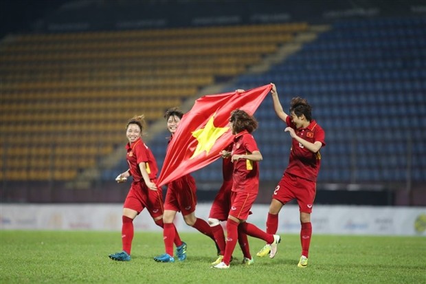 'Hãy chuyển tiền hết cho bóng đá nữ' - Bóng Đá