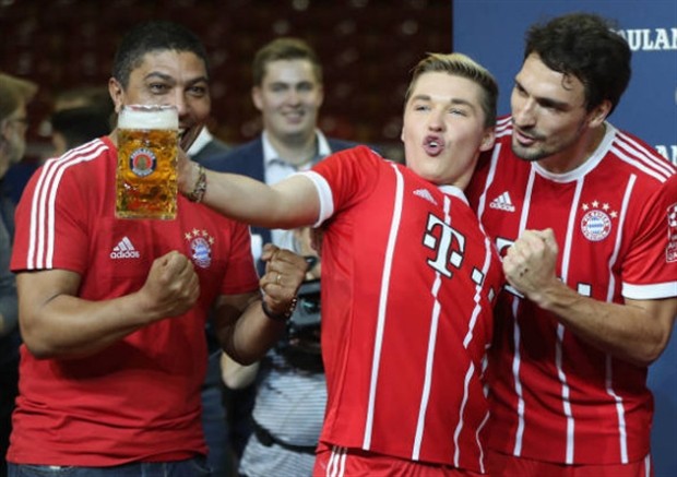 Quên đi thất bại, sao Bayern nâng ly cùng người hâm mộ - Bóng Đá