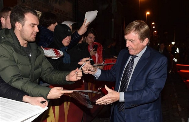 Nhiều thế hệ ngôi sao của Liverpool hội tụ chúc mừng King Dalglish - Bóng Đá