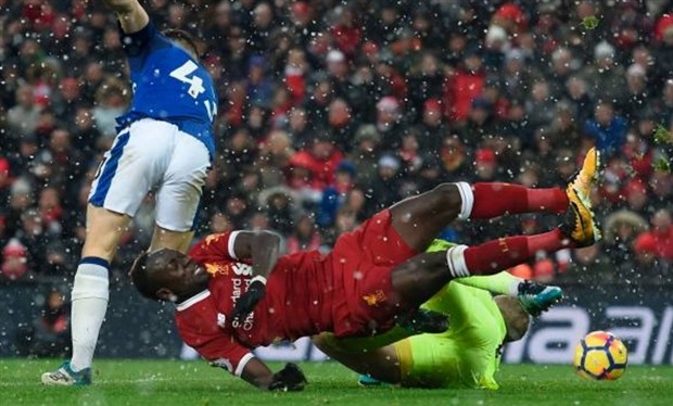Liverpool mất 3 điểm, Mane cũng đáng trách chẳng kém Lovren - Bóng Đá