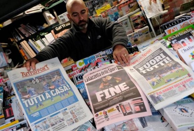 Người dân Italia 'chăm chỉ' đọc báo sau bi kịch tại San Siro - Bóng Đá