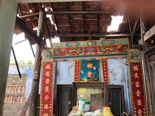 Công Vinh giản dị cùng vợ đi cứu trợ đồng bào miền Trung - Bóng Đá