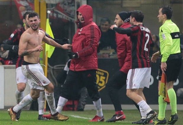 Đưa Milan vào bán kết, người hùng Cutrone chẳng ngại 'ăn thẻ' - Bóng Đá