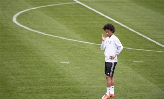 Bỏ qua 'cái tát' tại World Cup, Sane vẫn hồ hởi gặp Low - Bóng Đá