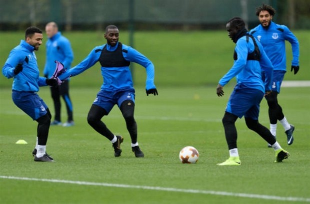 Hết hy vọng tại châu Âu, Rooney và đồng đội bày đủ trò trên sân tập - Bóng Đá